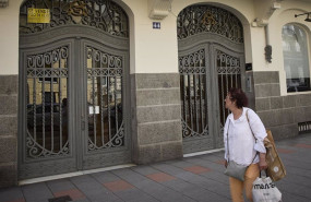 ep archivo una observa el anuncio de una vivienda de lujo en venta en el barrio de almagro ep archivo una observa el anuncio de una vivienda de lujo en venta en el barrio de almagro