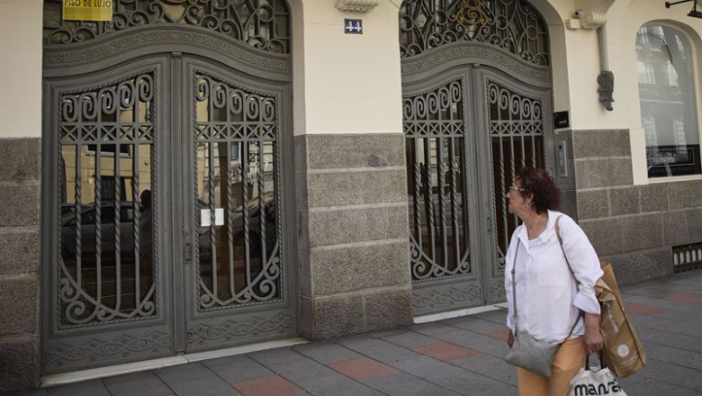 ep archivo una observa el anuncio de una vivienda de lujo en venta en el barrio de almagro ep archivo una observa el anuncio de una vivienda de lujo en venta en el barrio de almagro