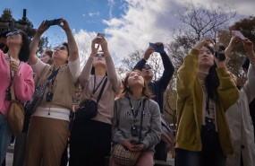 ep archivo   varios turistas se hacen fotos junto a la sagrada familia