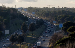 ep archivo   varios vehiculos durante la operacion salida por carretera para fin de ano en la a5 a