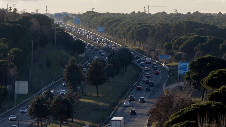 ep archivo   varios vehiculos durante la operacion salida por carretera para fin de ano en la a5 a