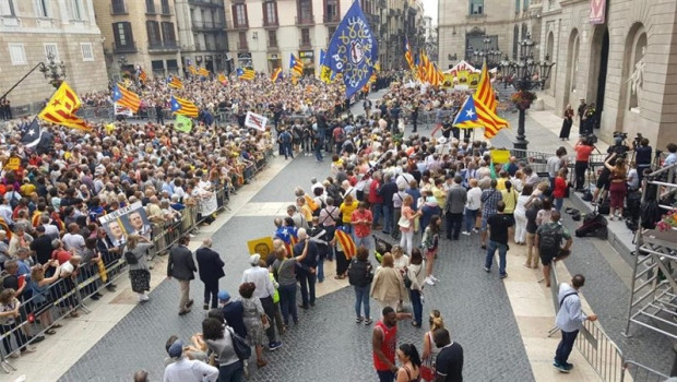 ep colau propondra restituirlazo amarillola fachadaayuntamientobarcelona