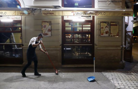 ep dos camareros se afanan en recogen la terraza del bar ubicado en el centro de la capital como