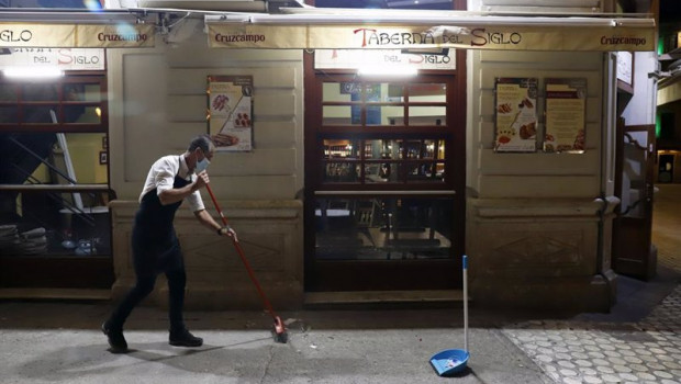 ep dos camareros se afanan en recogen la terraza del bar ubicado en el centro de la capital como