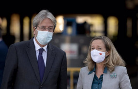 ep el comisario europeo de economia paolo gentiloni y la vicepresidenta primera y ministra de