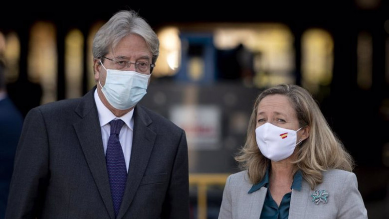 El comisario europeo de Economía, Paolo Gentiloni y la vicepresidenta primera y ministra de Asuntos Económicos y Transformación Digital, Nadia Calviño. | Alberto Ortega - Europa Press ep el comisario europeo de economia paolo gentiloni y la vicepresidenta primera y ministra de