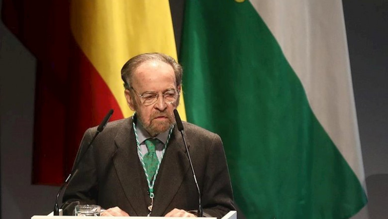 El periodista Antonio Burgos, durante su intervención en el acto de concesión de reconocimientos por el Día de Andalucía | MARÍA JOSÉ LÓPEZ-EUROPA PRESS ep el periodista antonio burgos durante su intervencion en el acto de concesion de reconocimientos