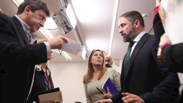 ep el periodista de el pais javier casqueiro izq y el el presidente de vox santiago abascal dech