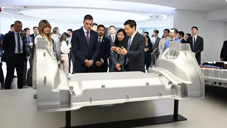 ep el presidene del gobierno pedro sanchez visita la sede de xiaomi en pekin durante su viaje ep el presidene del gobierno pedro sanchez visita la sede de xiaomi en pekin durante su viaje
