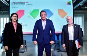 ep el presidente de corporate excellence eduardo navarro en el centro la vicepresidenta maria luisa