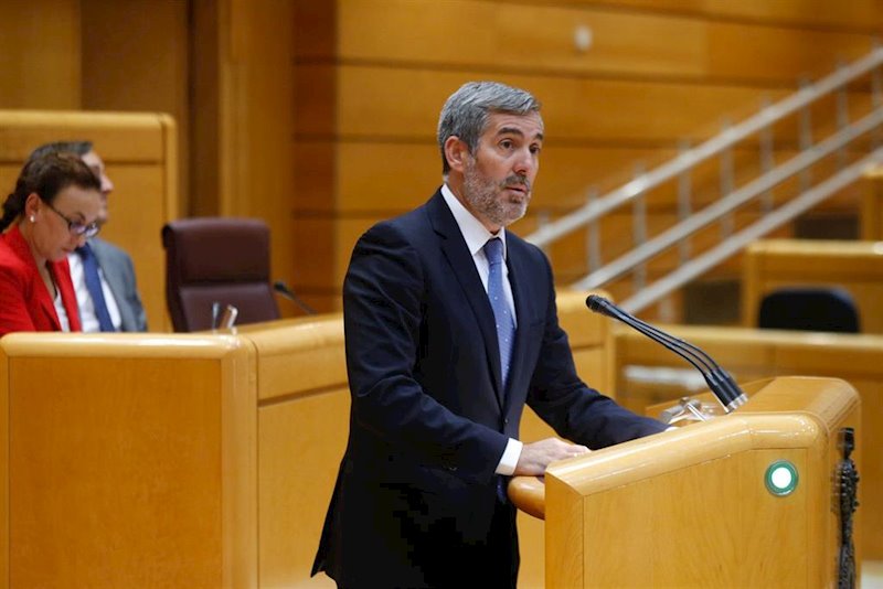 ep el senador de coalicion canaria fernando clavijo en la tribuna del pleno del senado