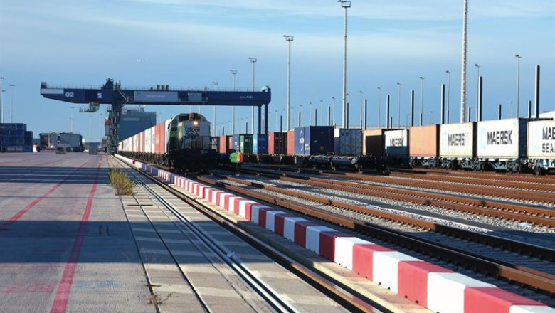 ep el tren que une el puerto de barcelona con francia en la terminal best ep el tren que une el puerto de barcelona con francia en la terminal best