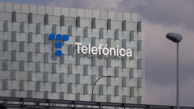 ep fachada de la sede de telefonica en madrid espana