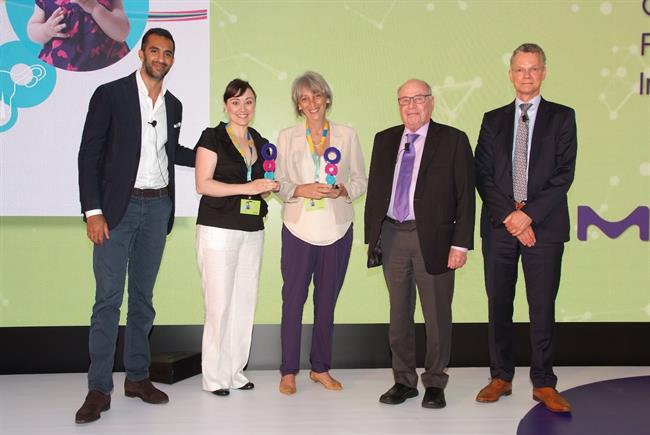 Ganadoras de Merck recogiendo su premio | MERCK ep ganadorasmerck recogiendopremio