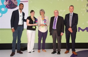 ep ganadorasmerck recogiendopremio