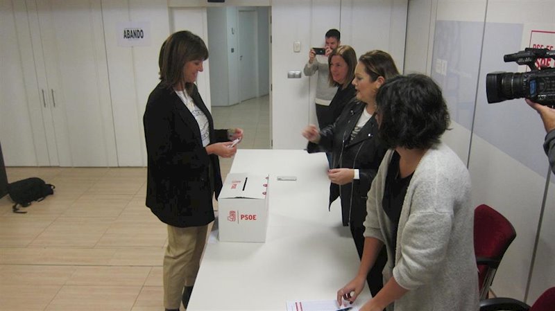 ep idoia mendia vota en la consulta del psoe para configurar un gobienro de coalicion en el estado