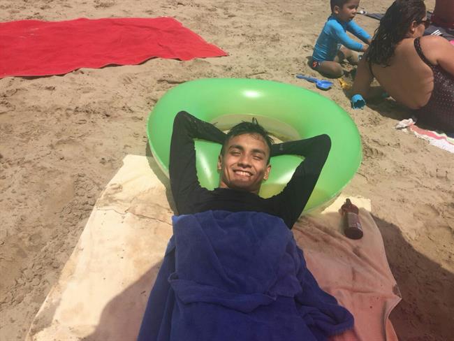 El joven Wilmer Arias visita la playa tras la cirugñia del doctor Cavadas | HOSPITAL DE MANISES ep joven wilmer arias visitaplayala cirugniadoctor cavadas
