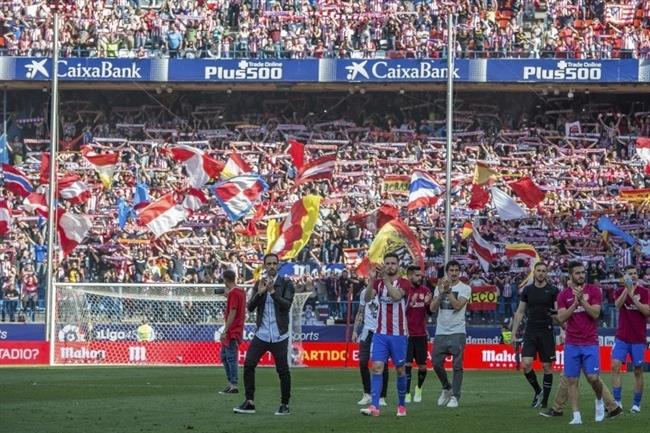 La afición del Atlético de Madrid arropa a su equipo antes de la Champions | LALIGA ep la aficionatleticomadrid arropasu equipodechampions