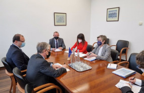 ep la conselleira do mar rosa quintana en una reunion con joao aguiar representante permanente de la