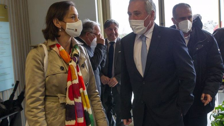 ep la ministra de industria comercio y turismo reyes maroto y el presidente de mondragon inigo ucin