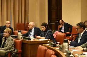 ep la portavoz del psoe en el congreso de los diputados adriana lastra consulta el movil durante la