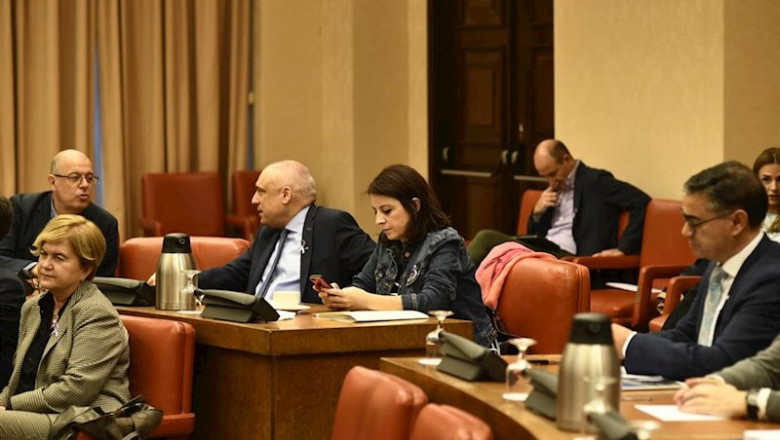 ep la portavoz del psoe en el congreso de los diputados adriana lastra consulta el movil durante la