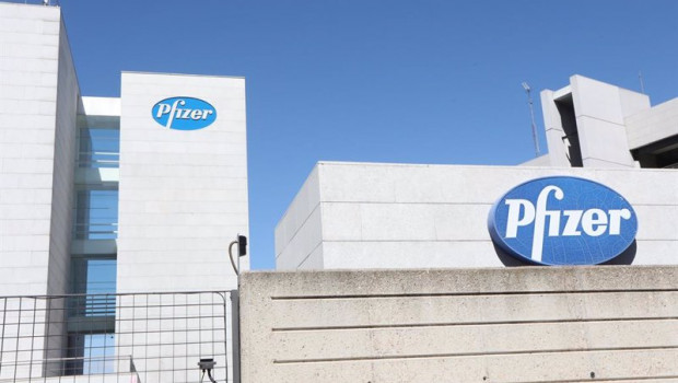 ep logo de pfizer en el edificio de los laboratorios de la marca en madrid espana a 2020