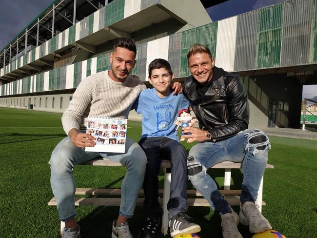 Los futbolistas Joaquín y Sergio León reclaman fondos para NUPA junto a un niño | ASOCIACIÓN NUPA ep los futbolistas joaquinsergio leon reclaman fondosnupaanino