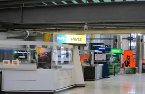 ep mostradores de empresas de alquiler de coches en el aeropuerto de barajas