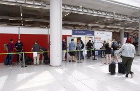ep pasajeros hacen cola para entrar al dispositivo de deteccion de covid 19 colocado en el