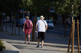 ep pensionistas caminando por una calle de madrid