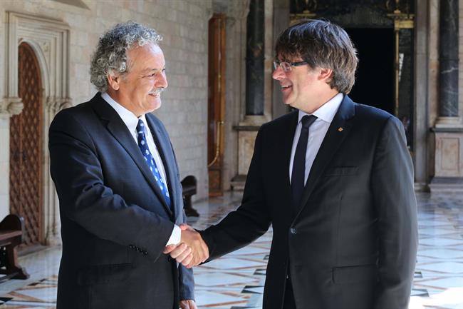 El presidente de la Generalitat, Carles Puigdemont, con Ahmed Galai | GOVERN ep presidentela generalitat carles puigdemont con ahmed galai