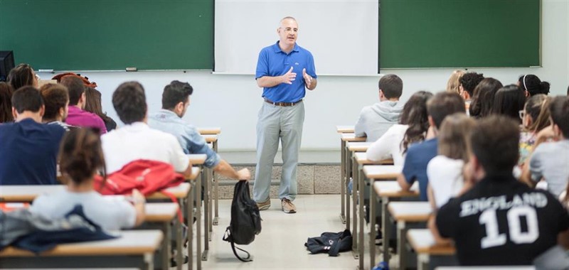 Profesor en un aula imparte materia. | UPO - Archivo ep profesor en un aula imparte materia
