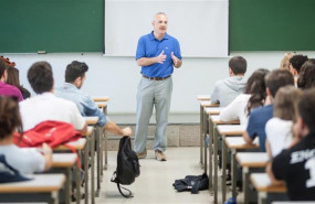 ep profesor en un aula imparte materia
