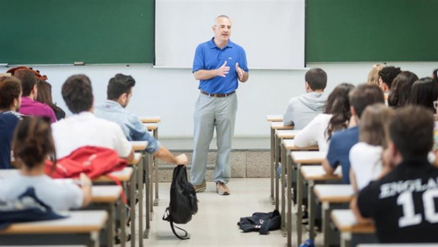 ep profesor en un aula imparte materia