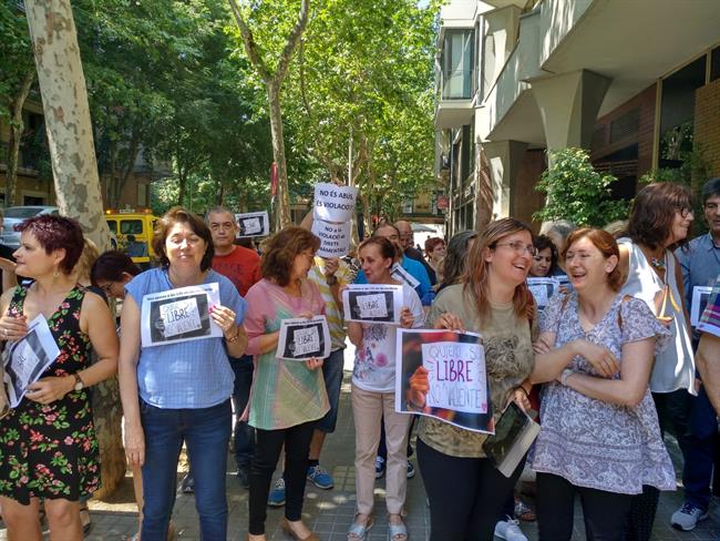 Protesta ante las puertas del INSS de Barcelona contra el fallo de la manada | EVA SÁNCHEZ ep protestalas puertasinssbarcelonafallola manada