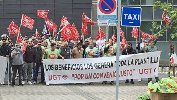 ep trabajadores de exolum se concentran en la junta para exigir un convenio colectivo justo y digno