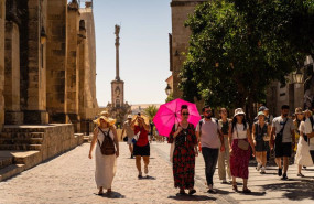 ep turistas y cordobeses se resguardan del sol para hacer frente a las altas temperaturas