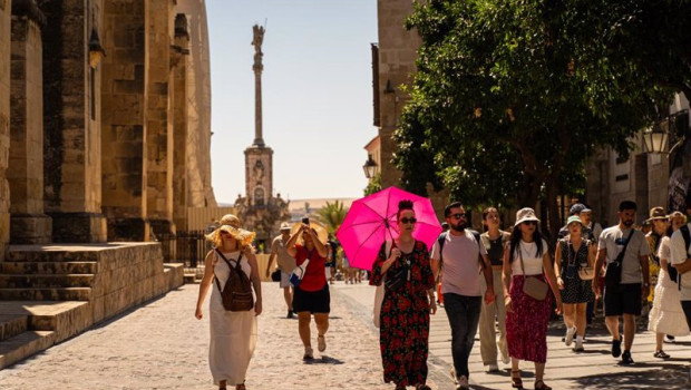 ep turistas y cordobeses se resguardan del sol para hacer frente a las altas temperaturas