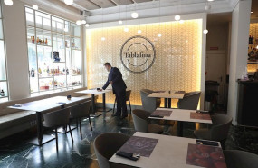 ep un camarero prepara una mesa en el restaurante tablafina en el paseo del prado durante la segunda