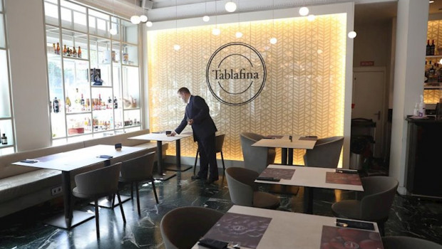 ep un camarero prepara una mesa en el restaurante tablafina en el paseo del prado durante la segunda