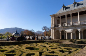 ep un grupo de turistas en una via de san lorenzo de el escorial