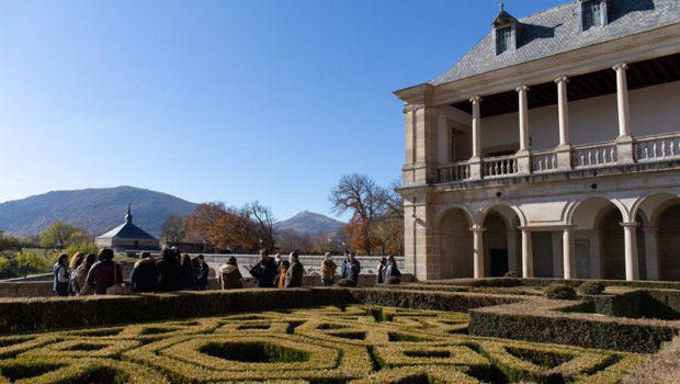 ep un grupo de turistas en una via de san lorenzo de el escorial