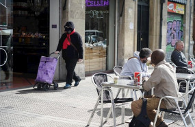 ep un hombre pasea protegido con mascarilla por bilbao tras el anuncio de estado de alarma en espana
