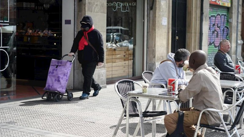 ep un hombre pasea protegido con mascarilla por bilbao tras el anuncio de estado de alarma en espana
