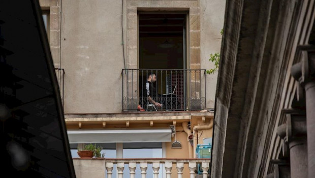 ep un joven utiliza su ordenador portatil en su terraza durante el segundo dia laborable del estado