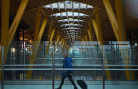 ep un viajero en el aeropuerto adolfo suarez madrid barajas a 10 de diciembre de 2023 en madrid