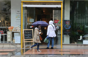 ep una mujer con paraguas en madrid en un dia de lluvia