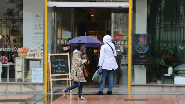 ep una mujer con paraguas en madrid en un dia de lluvia