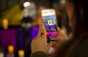 ep una persona graba con un movil un altar en la presentacion de la ofrenda del dia de los muertos